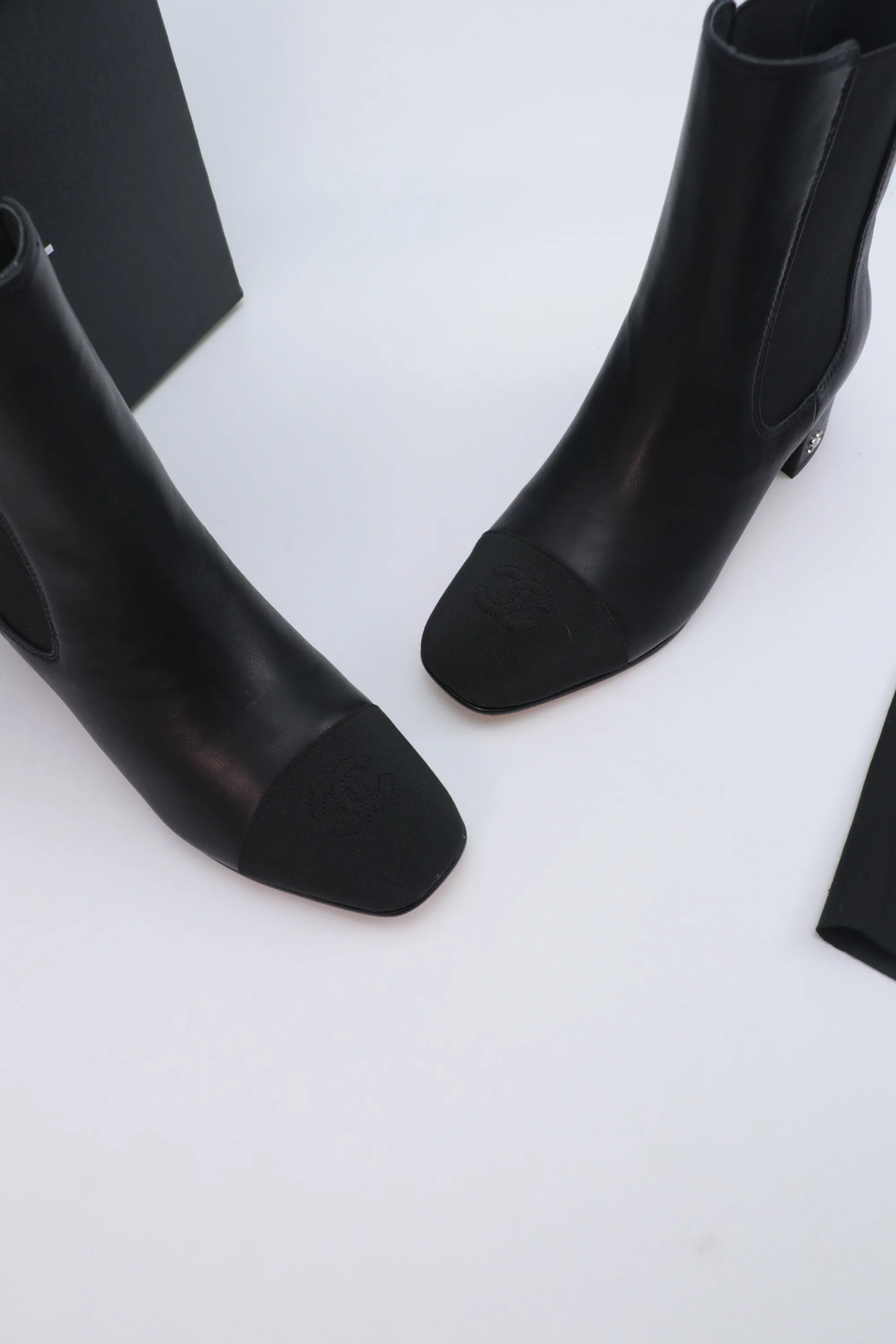 P720 Chanel 25A Advanced Handicraft Workshop Series Boots New model is on sale first 🆕 This autumn and winter must-have item Original development Private model hardware Genuine leather outsole Cowhide upper Sheepskin lining Size: 35-39 Other sizes are determined